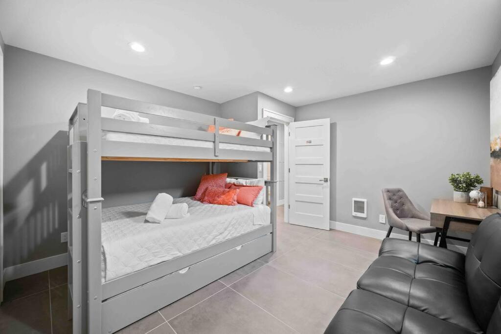 New! - Bright Modern Entire Unit King Bed! Holiday home *