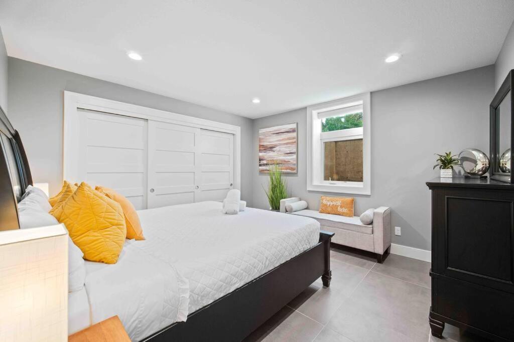 New! - Bright Modern Entire Unit King Bed!