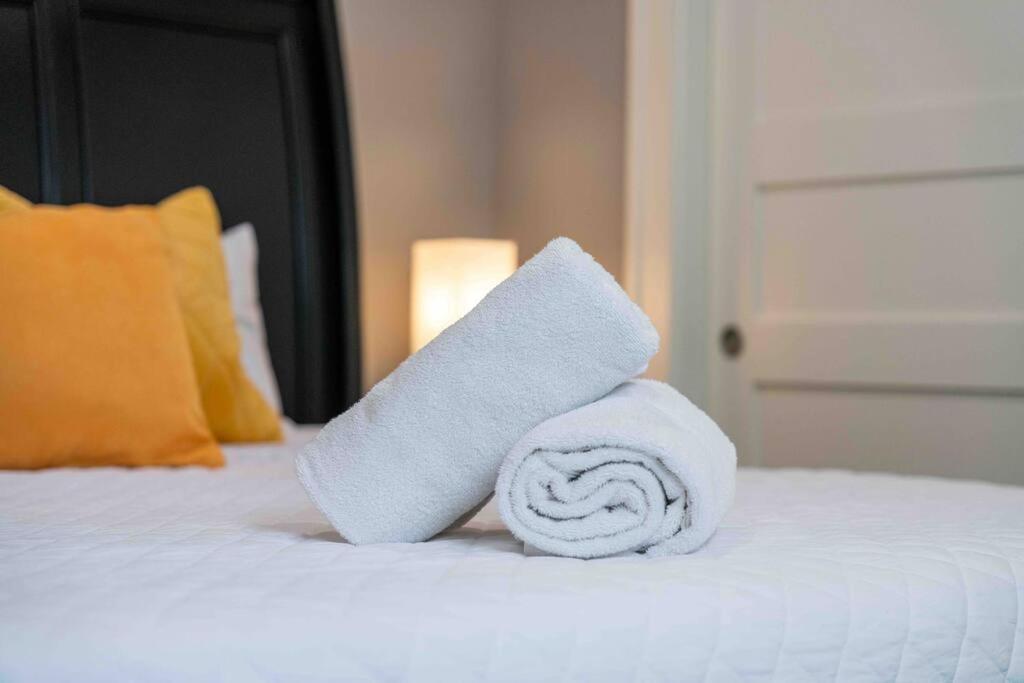 New! - Bright Modern Entire Unit King Bed! Holiday home *